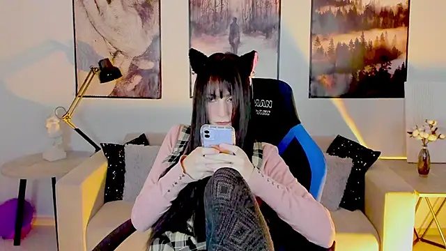 Snapshot of LuxRayi chatting on 01/28/25, 09:19 LuxRayi online show from 01/28/25, 09:19