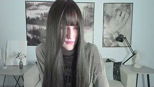 Snapshot of LuxRayi chatting on 02/07/25, 12:31 LuxRayi online show from 02/07/25, 12:31