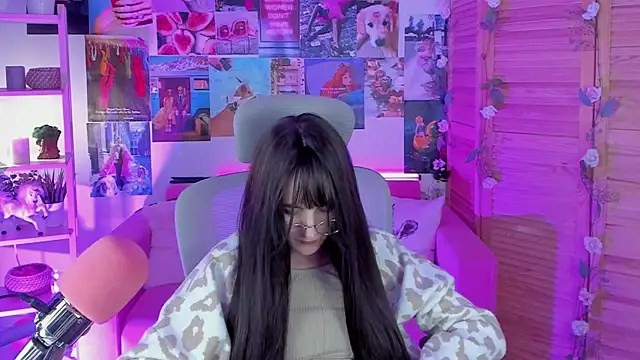 Snapshot of LuxRayi chatting on 02/07/25, 11:55 LuxRayi online show from 02/07/25, 11:55