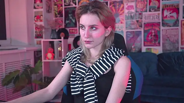 Snapshot of LuxRayi chatting on 02/19/25, 06:00 LuxRayi online show from 02/19/25, 06:00