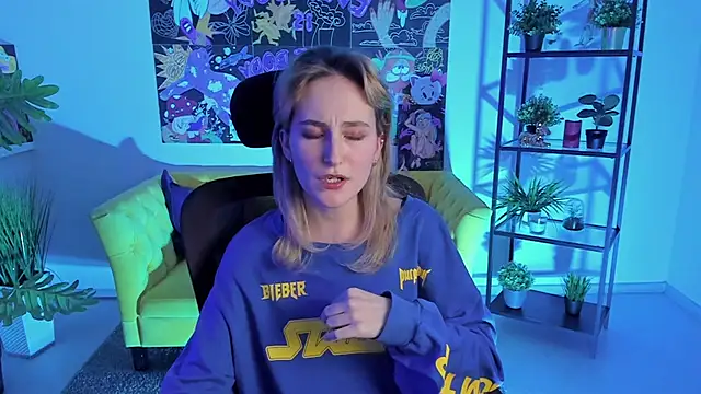 Snapshot of LuxRayi chatting on 02/21/25, 12:27 LuxRayi online show from 02/21/25, 12:27