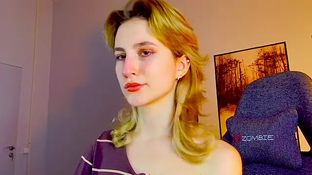 Snapshot of LuxRayi chatting on 02/26/25, 06:00 LuxRayi online show from 02/26/25, 06:00