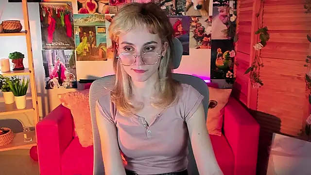 Snapshot of LuxRayi chatting on 03/12/25, 09:35 LuxRayi online show from 03/12/25, 09:35