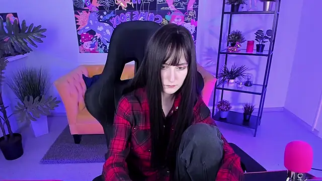 Snapshot of LuxRayi chatting on 03/14/25, 12:21 LuxRayi online show from 03/14/25, 12:21