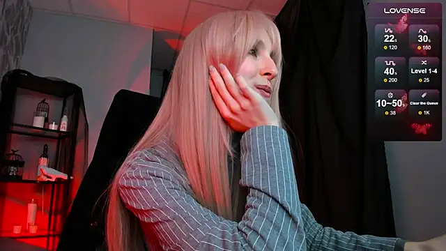 Snapshot of LuxRayi chatting on 10/21/25, 09:15 LuxRayi online show from 10/21/25, 09:15