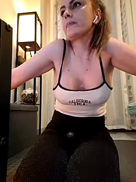 Snapshot of Eelleen chatting on 03/11/26, 12:00 Eelleen online show from 03/11/26, 12:00