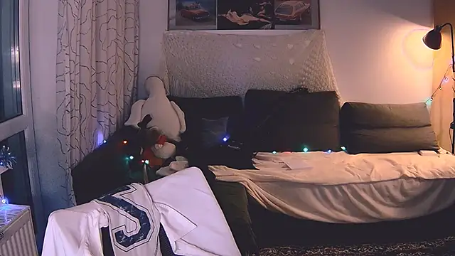 Snapshot of KatiKate chatting on 12/16/24, 04:27 KatiKate online show from 12/16/24, 04:27