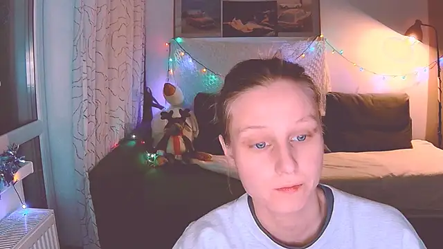 Snapshot of KatiKate chatting on 12/23/24, 04:28 KatiKate online show from 12/23/24, 04:28