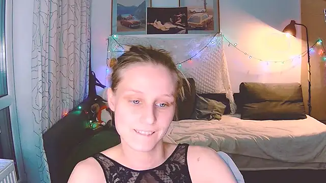 Snapshot of KatiKate chatting on 12/23/24, 10:33 KatiKate online show from 12/23/24, 10:33