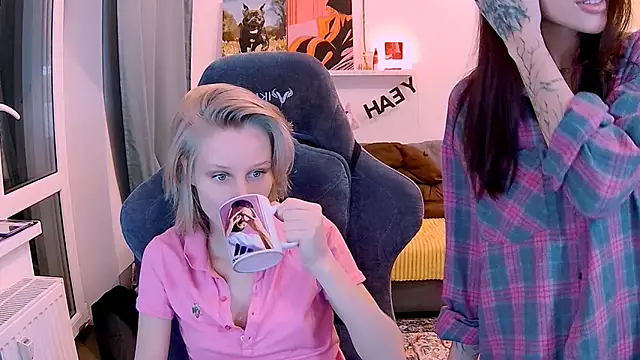 Snapshot of KatiKate chatting on 11/21/25, 02:05 KatiKate online show from 11/21/25, 02:05