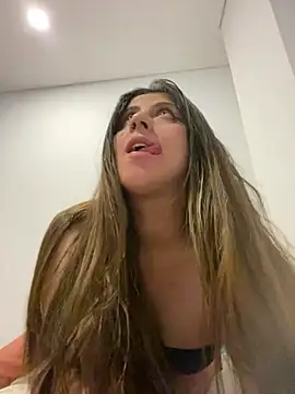 Snapshot of girl_anni chatting on 02/07/25, 04:27 girl anni online show from 02/07/25, 04:27