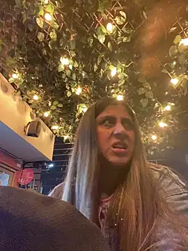 Snapshot of girl_anni chatting on 02/13/25, 12:02 girl anni online show from 02/13/25, 12:02