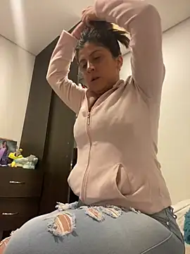 Snapshot of girl_anni chatting on 02/13/25, 05:11 girl anni online show from 02/13/25, 05:11