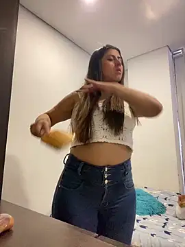 Snapshot of girl_anni chatting on 02/25/25, 05:04 girl anni online show from 02/25/25, 05:04