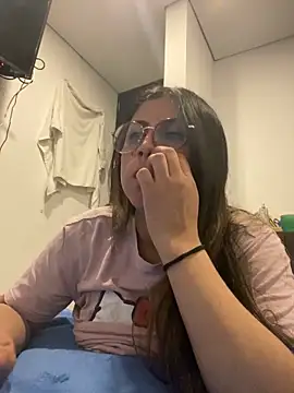 Snapshot of girl_anni chatting on 03/11/25, 04:10 girl anni online show from 03/11/25, 04:10