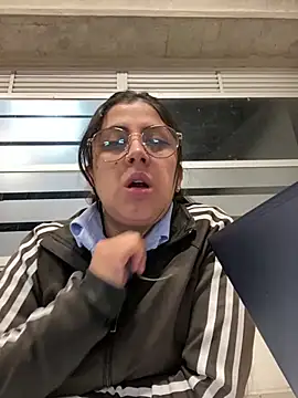 Snapshot of girl_anni chatting on 03/13/25, 01:43 girl anni online show from 03/13/25, 01:43