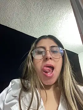 Snapshot of girl_anni chatting on 10/07/25, 11:13 girl anni online show from 10/07/25, 11:13