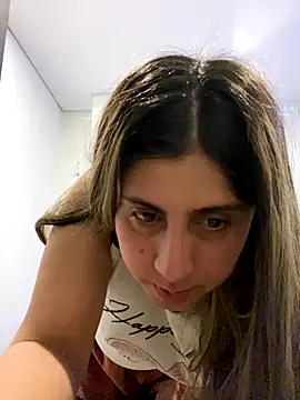 Snapshot of girl_anni chatting on 10/10/25, 03:22 girl anni online show from 10/10/25, 03:22