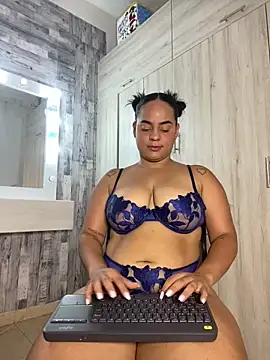 Snapshot of Violetrousse chatting on 12/13/25, 08:47 Violetrousse online show from 12/13/25, 08:47