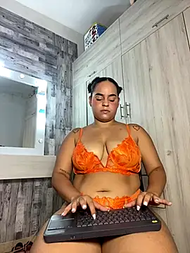 Snapshot of Violetrousse chatting on 12/16/25, 07:41 Violetrousse online show from 12/16/25, 07:41