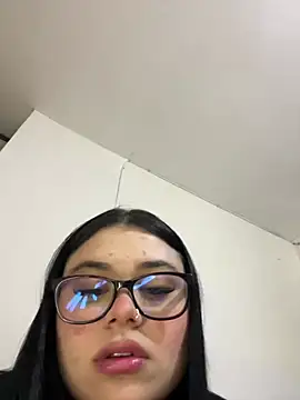 Snapshot of alissonfernandez_ chatting on 04/29/26, 11:33 alissonfernandez online show from 04/29/26, 11:33