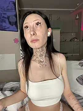 Snapshot of your_Roxy chatting on 12/29/24, 08:37 your Roxy online show from 12/29/24, 08:37