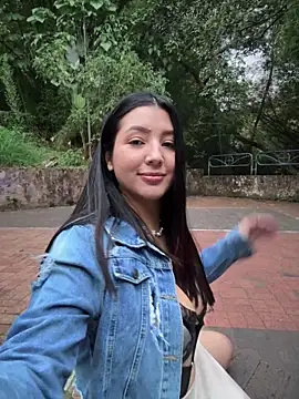 Snapshot of licky_lu chatting on 12/13/25, 10:37 licky lu online show from 12/13/25, 10:37