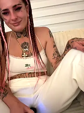 Snapshot of BlazyKitsune- chatting on 09/18/25, 11:07 BlazyKitsune- online show from 09/18/25, 11:07