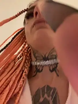 Snapshot of BlazyKitsune- chatting on 11/09/25, 10:52 BlazyKitsune- online show from 11/09/25, 10:52