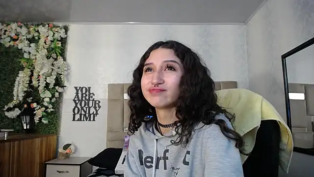 Snapshot of Queenjenn__ chatting on 12/26/24, 01:43 Queenjenn online show from 12/26/24, 01:43