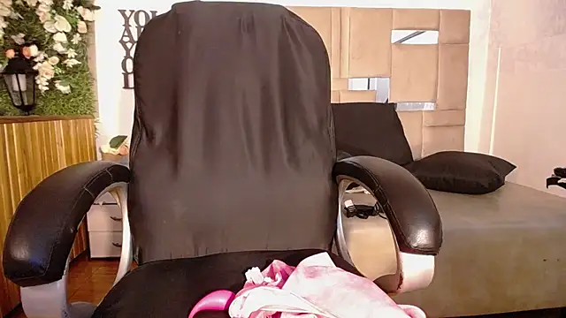 Snapshot of Queenjenn__ chatting on 12/31/24, 05:07 Queenjenn online show from 12/31/24, 05:07