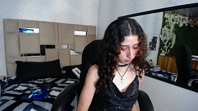 Snapshot of Queenjenn__ chatting on 01/14/25, 02:43 Queenjenn online show from 01/14/25, 02:43