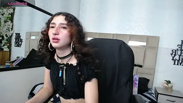 Snapshot of Queenjenn__ chatting on 01/15/25, 08:05 Queenjenn online show from 01/15/25, 08:05