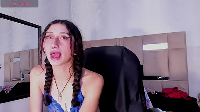 Snapshot of Queenjenn__ chatting on 01/21/25, 05:09 Queenjenn online show from 01/21/25, 05:09