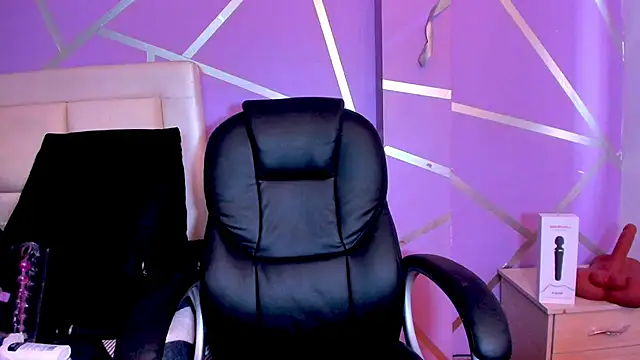 Snapshot of Queenjenn__ chatting on 01/29/25, 05:02 Queenjenn online show from 01/29/25, 05:02