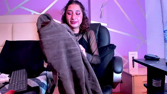 Snapshot of Queenjenn__ chatting on 01/30/25, 12:29 Queenjenn online show from 01/30/25, 12:29