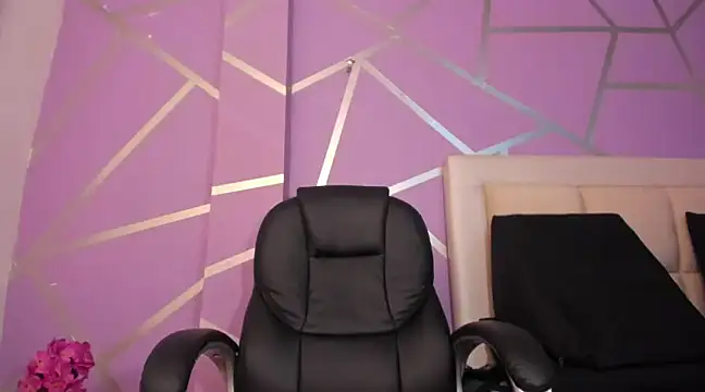 Snapshot of Queenjenn__ chatting on 02/16/25, 07:15 Queenjenn online show from 02/16/25, 07:15