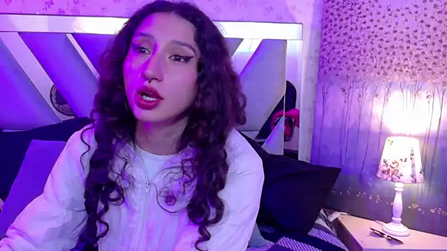 Snapshot of Queenjenn__ chatting on 04/22/26, 11:28 Queenjenn online show from 04/22/26, 11:28