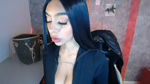 Snapshot of Tiffanny chatting on 12/19/24, 12:23 Tiffanny online show from 12/19/24, 12:23