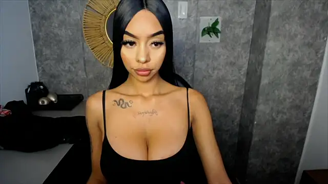 Snapshot of Tiffanny chatting on 02/13/25, 07:42 Tiffanny online show from 02/13/25, 07:42