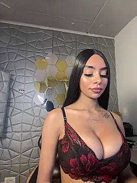 Snapshot of Tiffanny chatting on 03/03/25, 12:48 Tiffanny online show from 03/03/25, 12:48