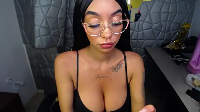 Snapshot of Tiffanny chatting on 03/04/25, 06:39 Tiffanny online show from 03/04/25, 06:39