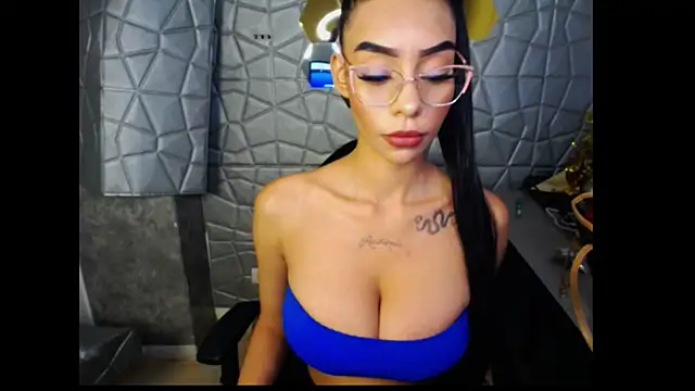 Snapshot of Tiffanny chatting on 03/06/25, 01:03 Tiffanny online show from 03/06/25, 01:03