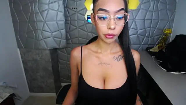 Snapshot of Tiffanny chatting on 03/07/25, 12:23 Tiffanny online show from 03/07/25, 12:23