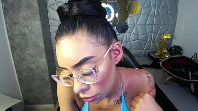 Snapshot of Tiffanny chatting on 03/08/25, 03:35 Tiffanny online show from 03/08/25, 03:35