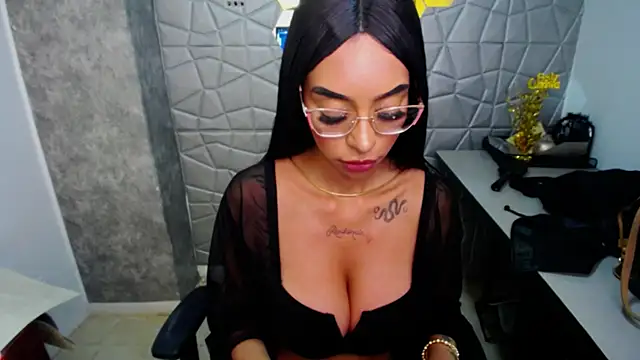 Snapshot of Tiffanny chatting on 03/09/25, 03:49 Tiffanny online show from 03/09/25, 03:49