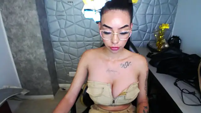 Snapshot of Tiffanny chatting on 03/11/25, 06:41 Tiffanny online show from 03/11/25, 06:41