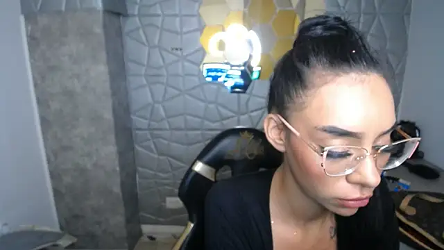 Snapshot of Tiffanny chatting on 03/13/25, 06:56 Tiffanny online show from 03/13/25, 06:56