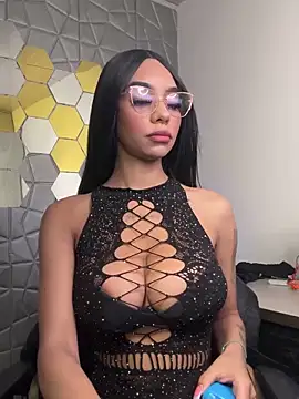 Snapshot of Tiffanny chatting on 03/22/25, 12:35 Tiffanny online show from 03/22/25, 12:35