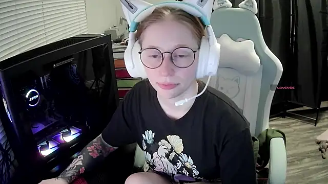 Snapshot of LilyFoxxx chatting on 07/25/26, 06:00 LilyFoxxx online show from 07/25/26, 06:00